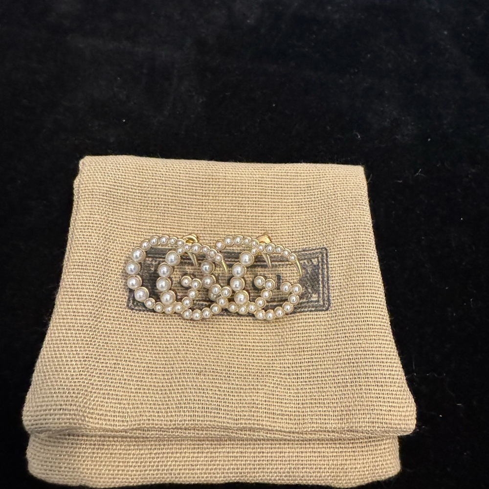 Gucci Gold and Cream Pearl Earrings with Sophisticated Design - Picture 1 of 6